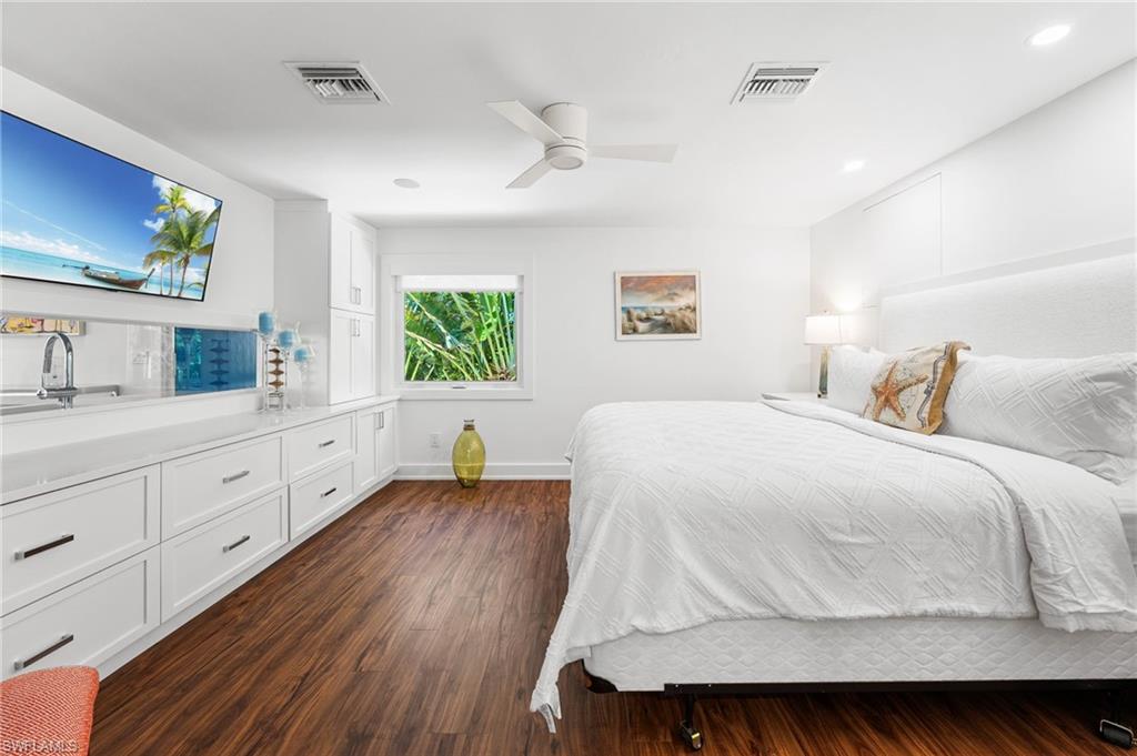 Fourth bedroom ideal for guests, family, or a home office.