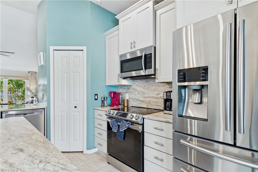 Beautiful full height backsplash staggered custom cabinets and upgraded stainless steel appliances!