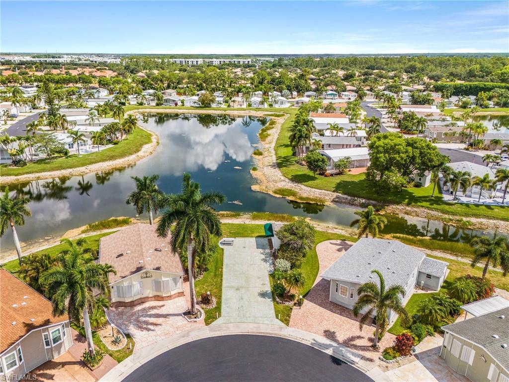 Aerial depiction of the cul-de-sac lot featuring a prominent central water feature.