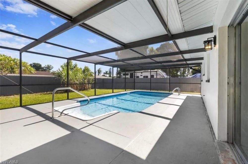 Screened swimming pool with integrated spa and deck
