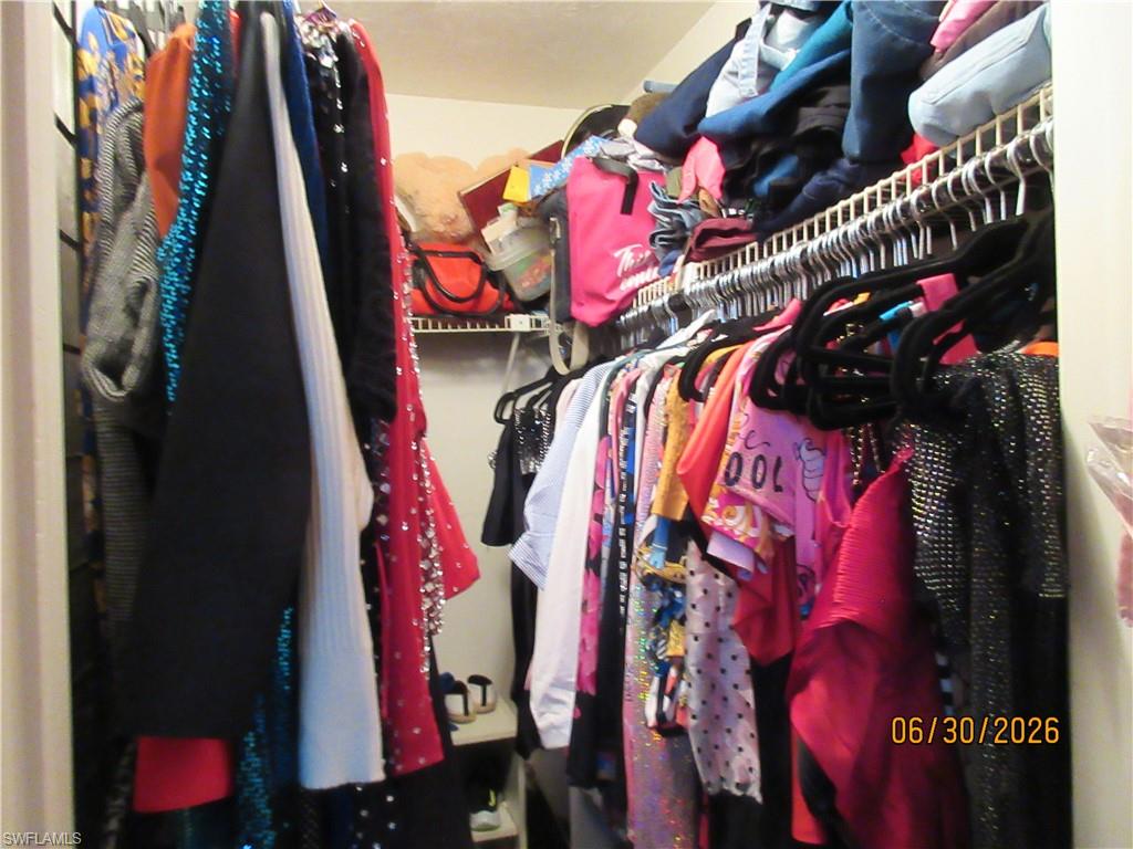 WALK IN CLOSET