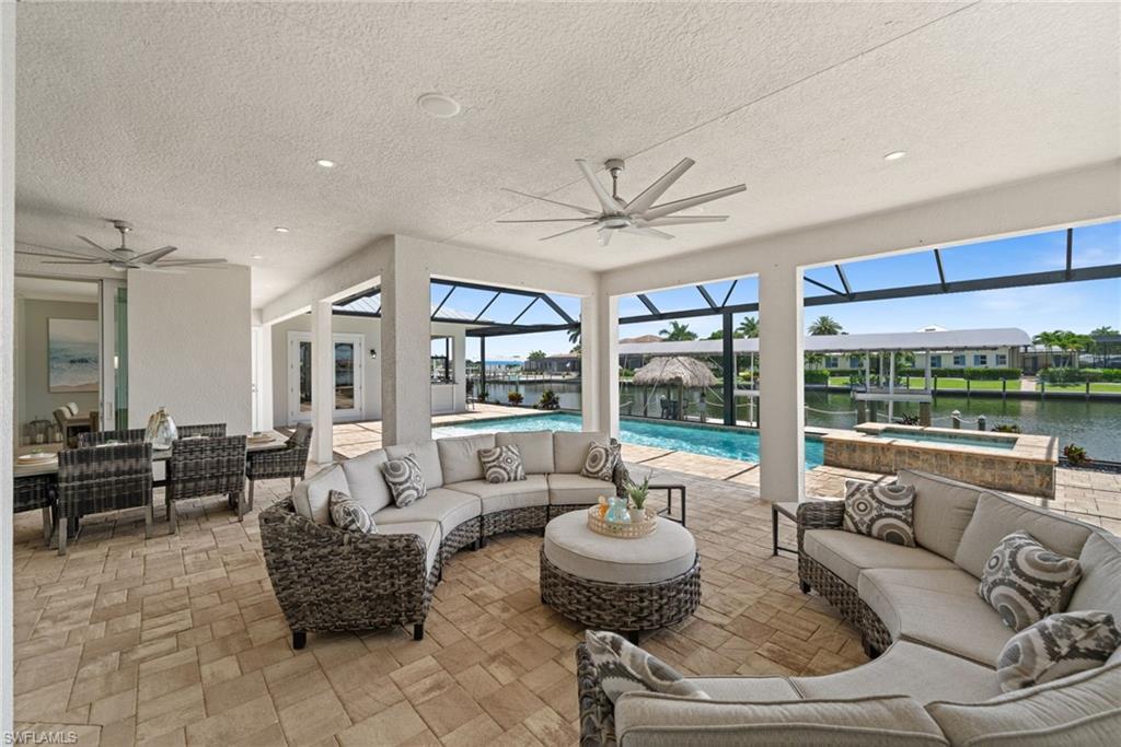 Huge covered entertainment area in the lanai