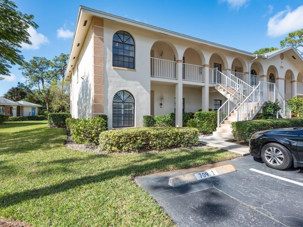 View of front facade featuring a front lawn