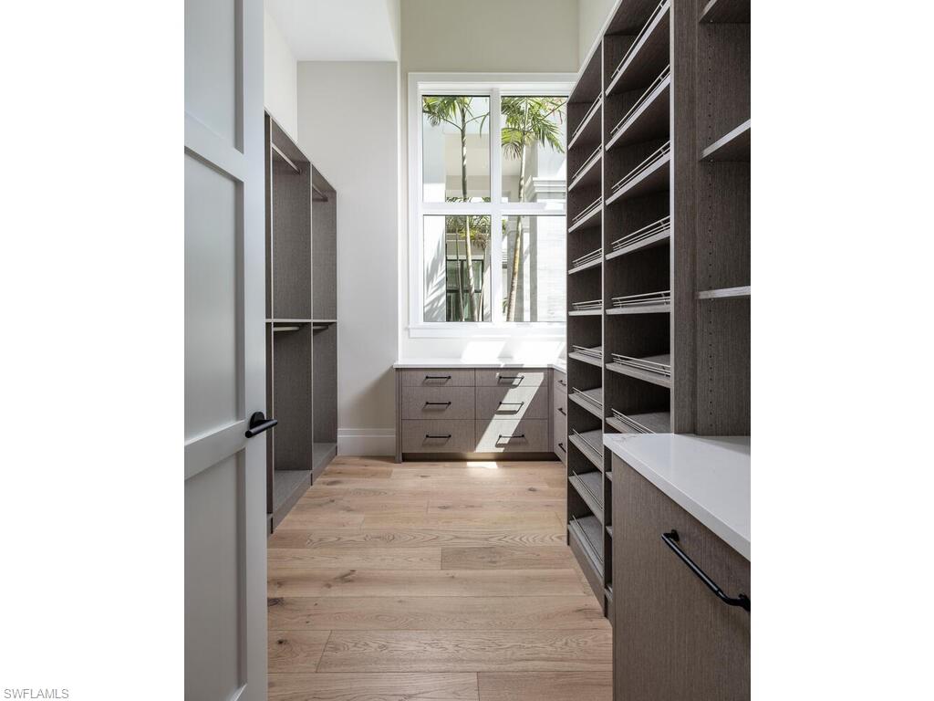 Walk in Closet 2