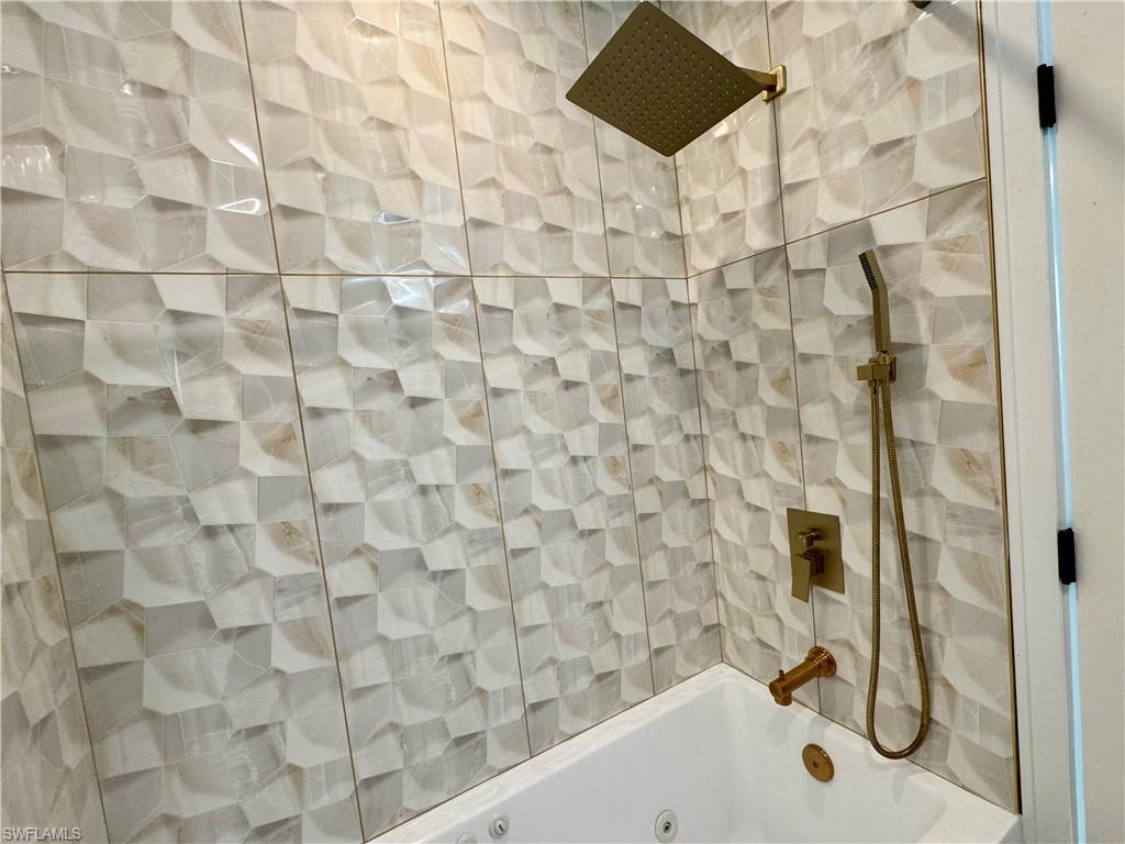 Bathroom with tiled shower / bath combo