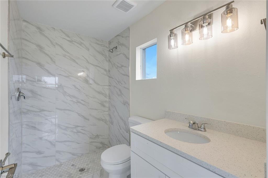 optional second owner's suite - private bath/segundo dormitorio principal - bano privado