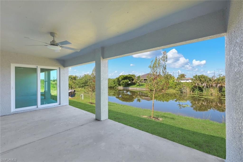 large lanai with views of the water/lanai grande con vistas al agua