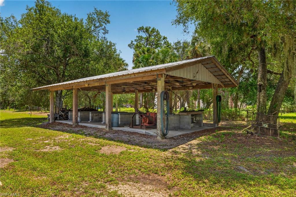Dog Pen with Electricty & Running Water.  Can be used to house other animals.