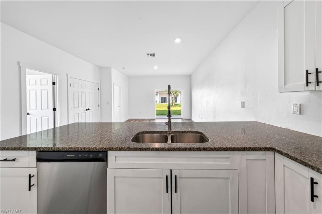 1530 Gilbert Ave S photo 7