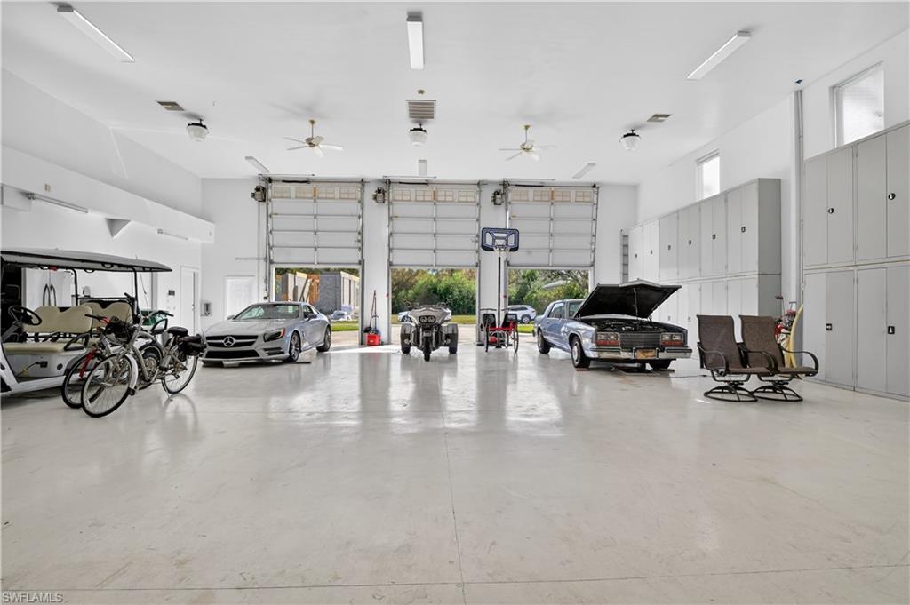 HANGAR/GARAGE with a ceiling fans