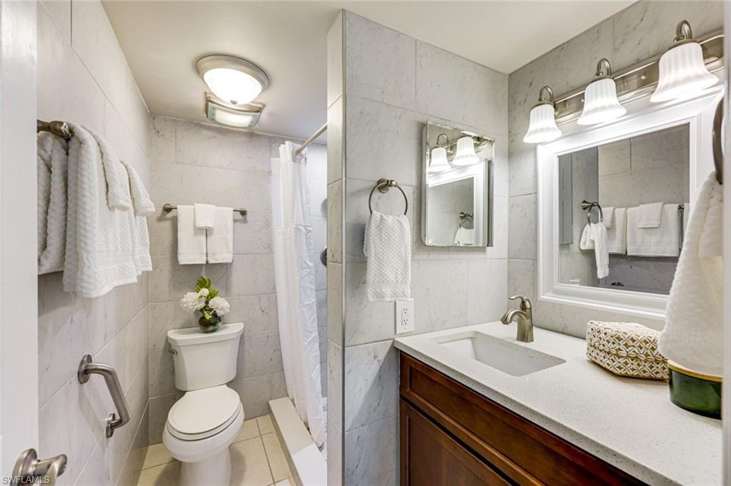 Primary bath with 2020 updates (tile, cabinets, shower, fixtures)