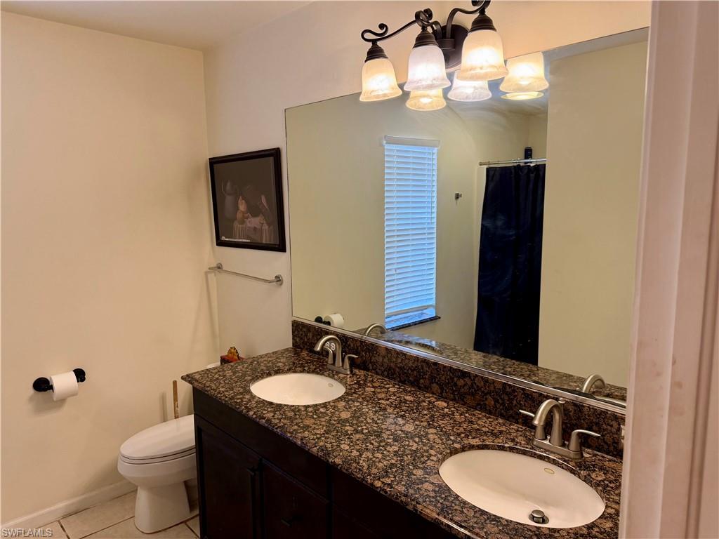 Double vanity with an integrated mirror and a five-light fixture