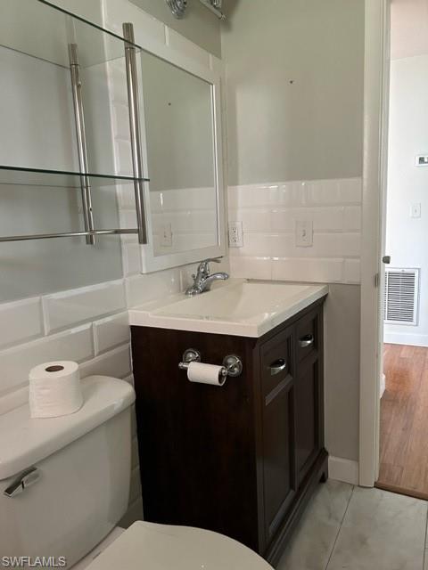 656 Palm View DR 4 photo 9