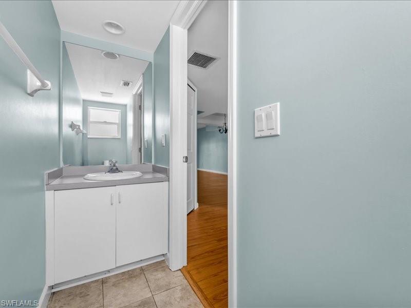 28 Cosmopolitan DR 15 photo 17
