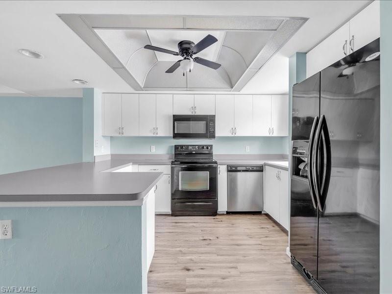 28 Cosmopolitan DR 15 photo 11