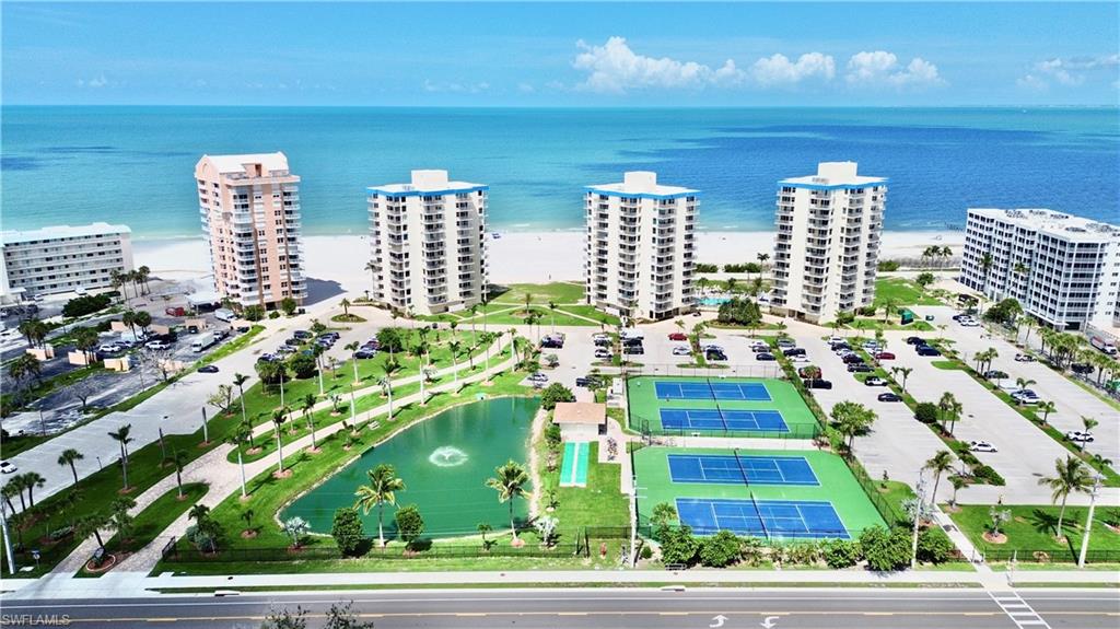 Complex large property , pickle ball, tennis , shuffle board , bocce ball and more