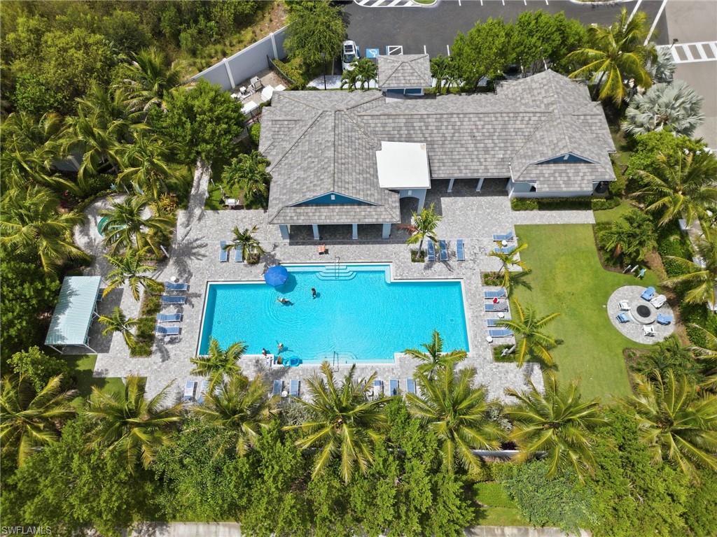 RESORT-STYLE AMENITIES, including a 4,500-SQUARE-FOOT CLUBHOUSE, HEATED POOL & SPA, FITNESS CENTER, and outdoor gathering spaces.