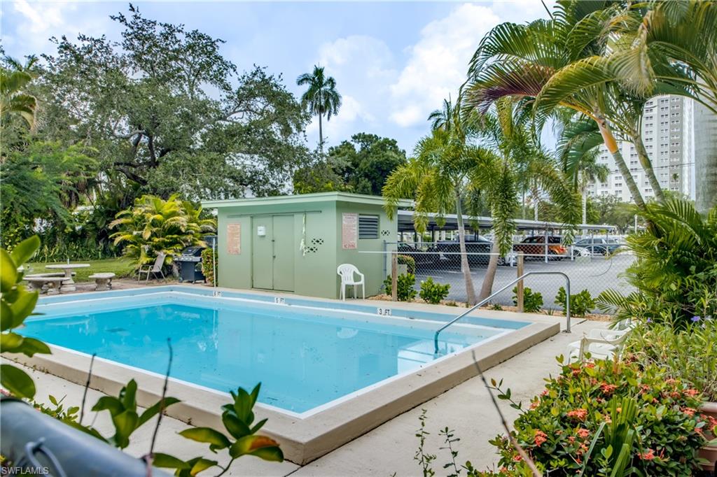 Rectangular swimming pool with integrated steps and metal handrails