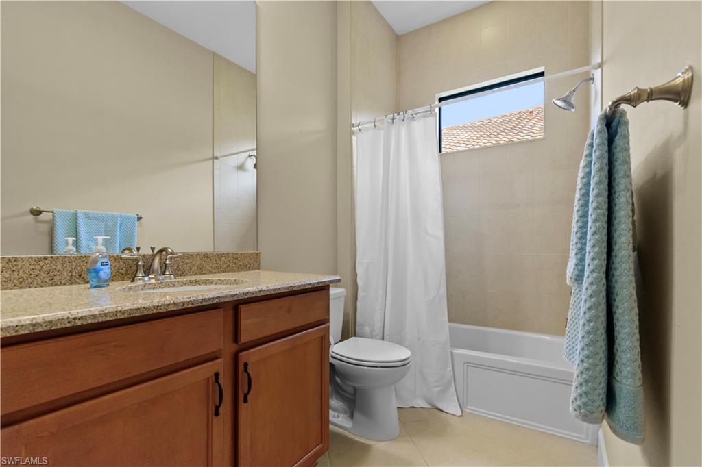 Guest ensuite with tub/shower combo