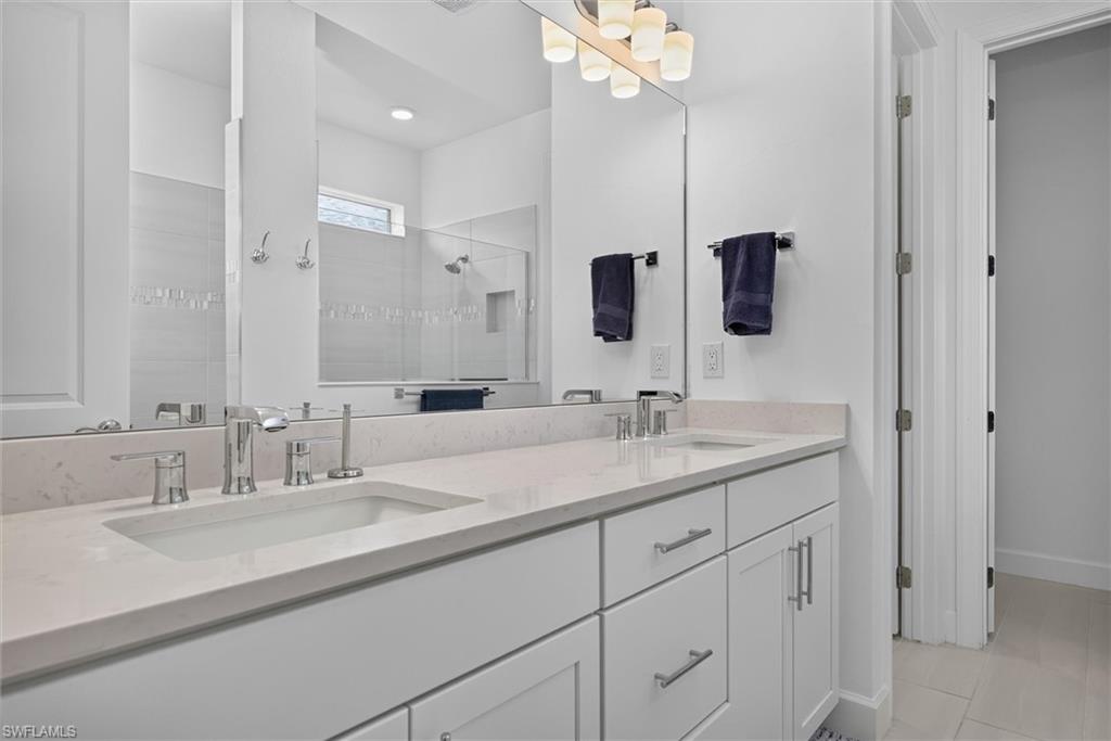 owners bath with dual sinks