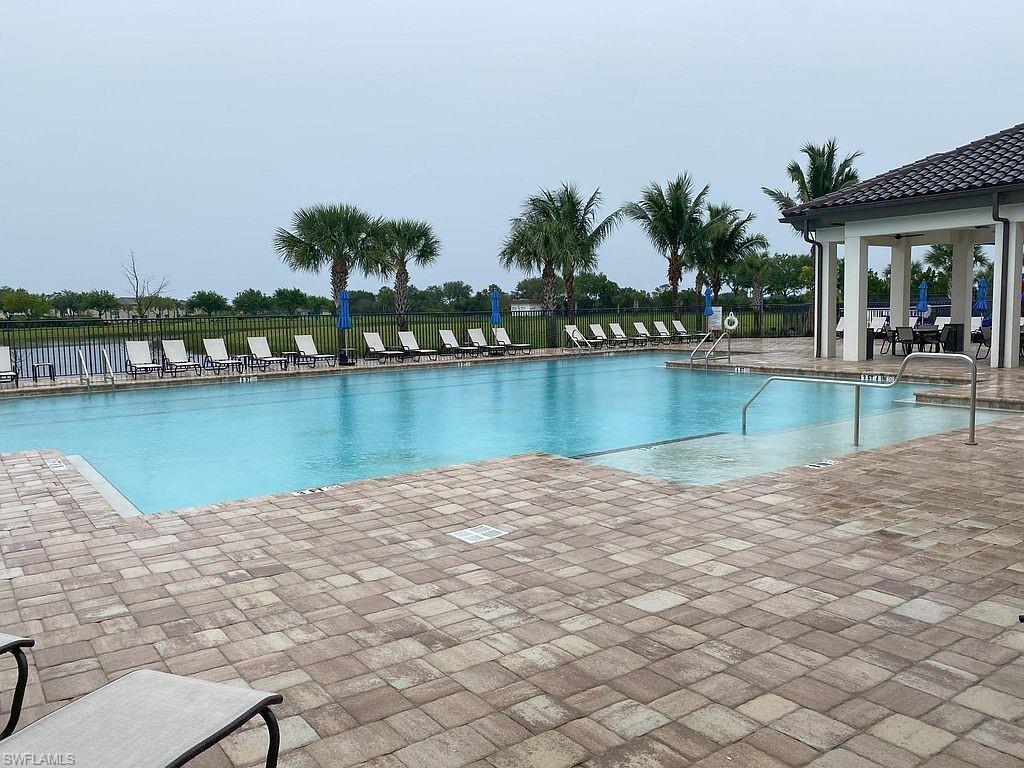 Spacious swimming pool with integrated sun shelf