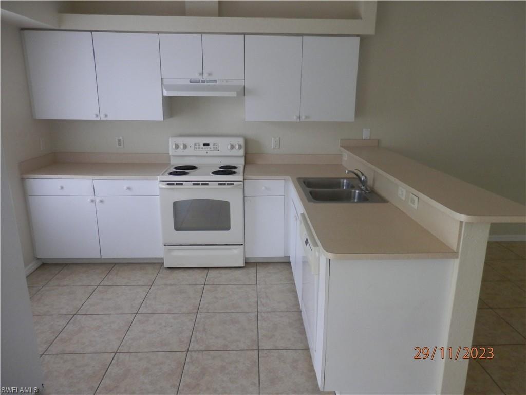 Kitchen with Kitchen Counter-Bar, Fridge Freezer Combo