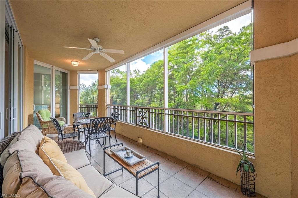 Sunroom / solarium with ceiling fan