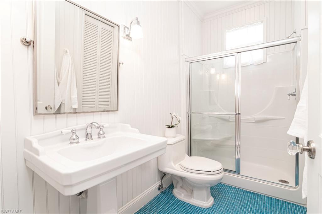 Upstairs main house guest bath