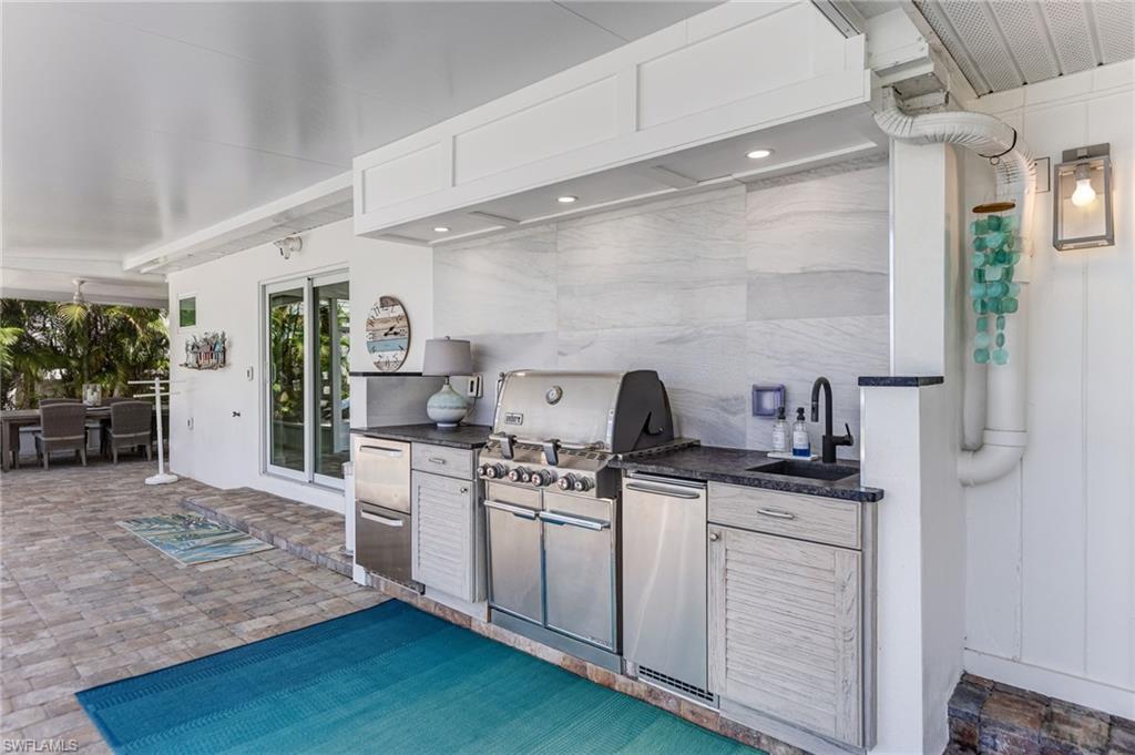 Outdoor Kitchen with Ice & Refridgeration