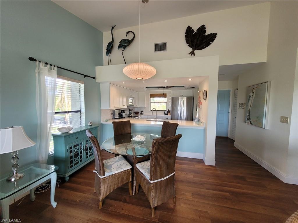 Dining area between Living room and the KItchen
