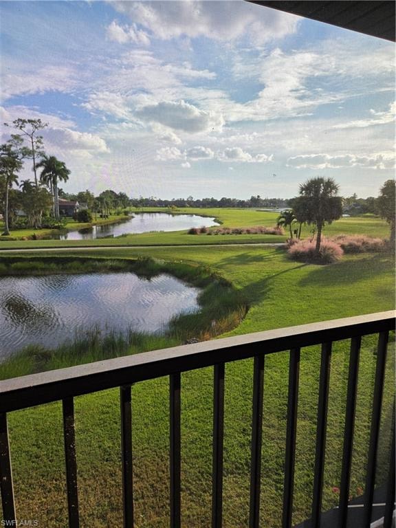 Expansive golf course and water feature scenery
