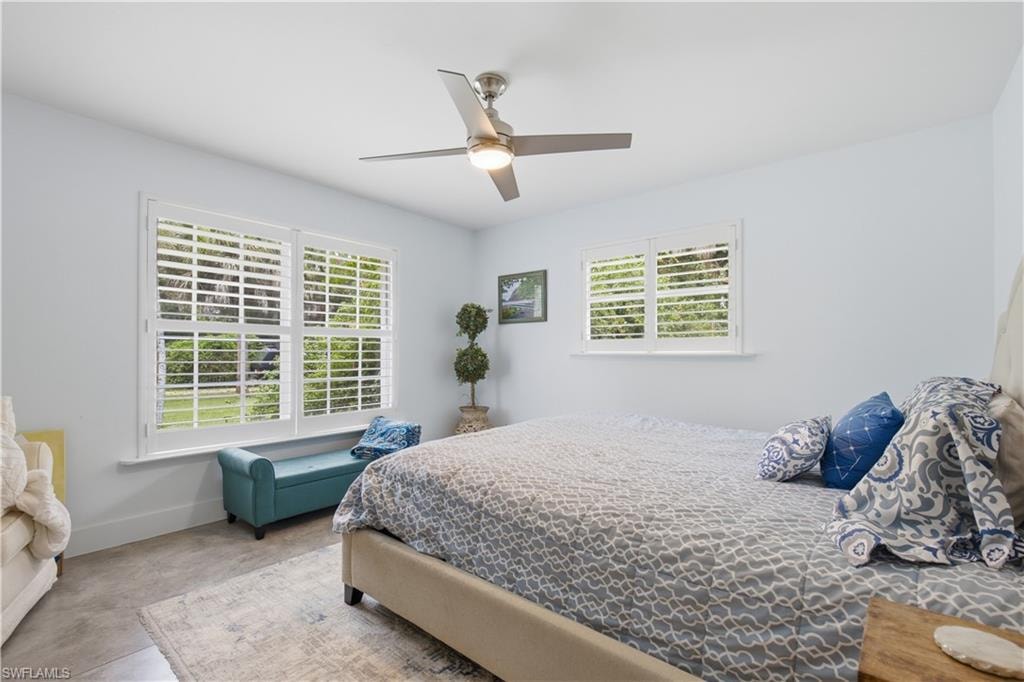 Ceiling fan with integrated lighting