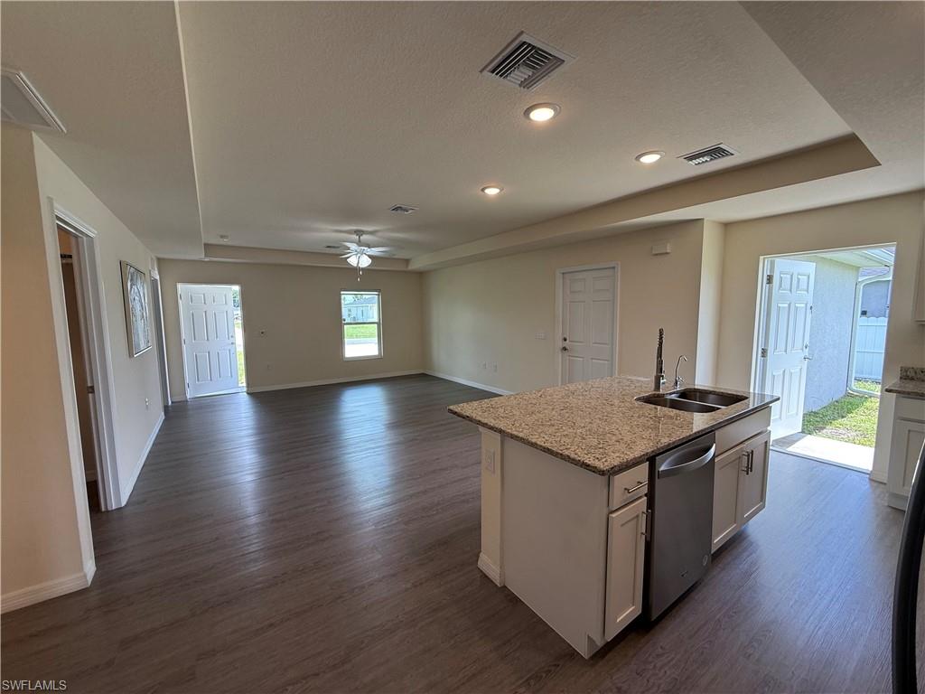 557 Oakshire LN photo 7