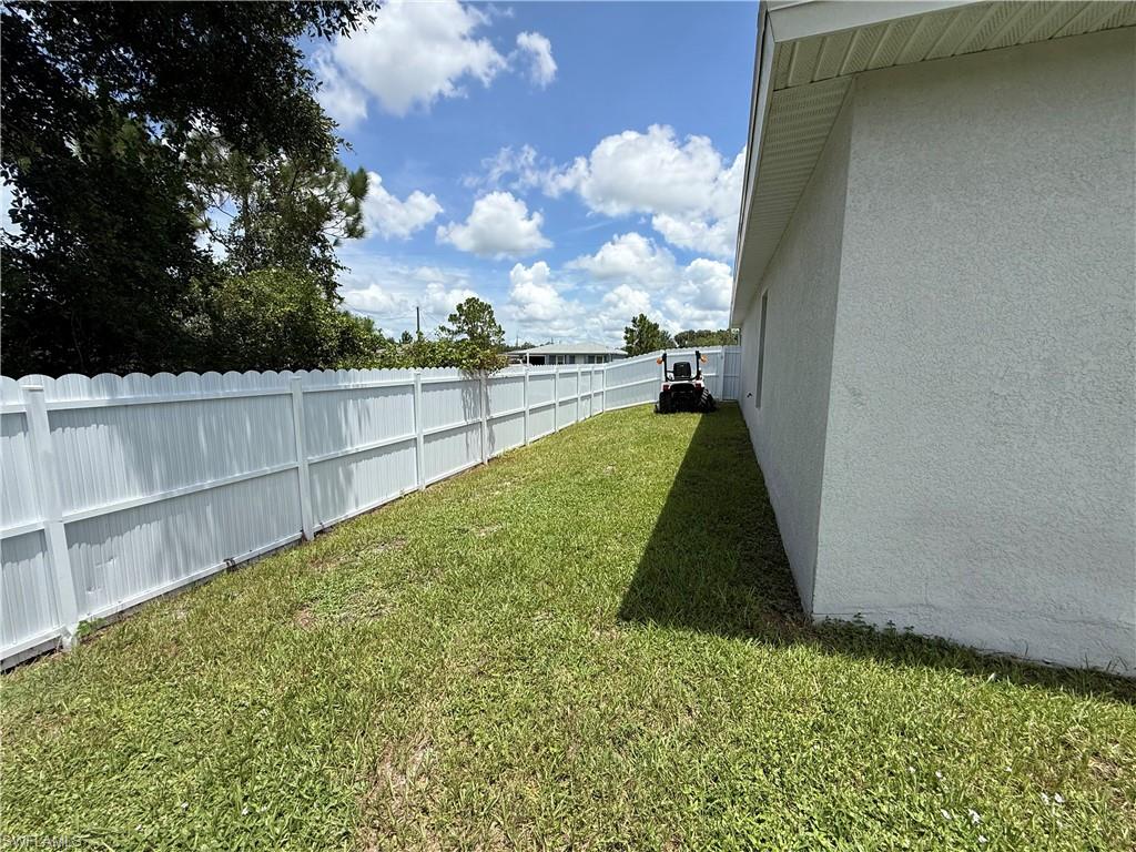 557 Oakshire LN photo 32