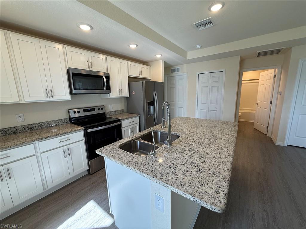 557 Oakshire LN photo 9