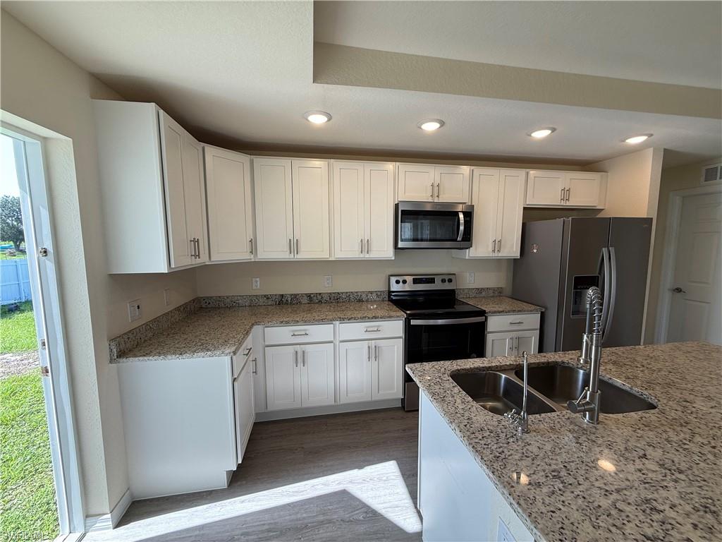 557 Oakshire LN photo 11