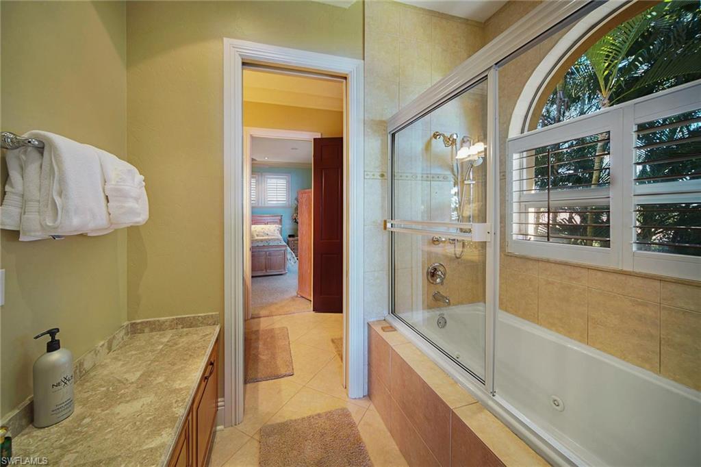 Bathroom with tub/shower