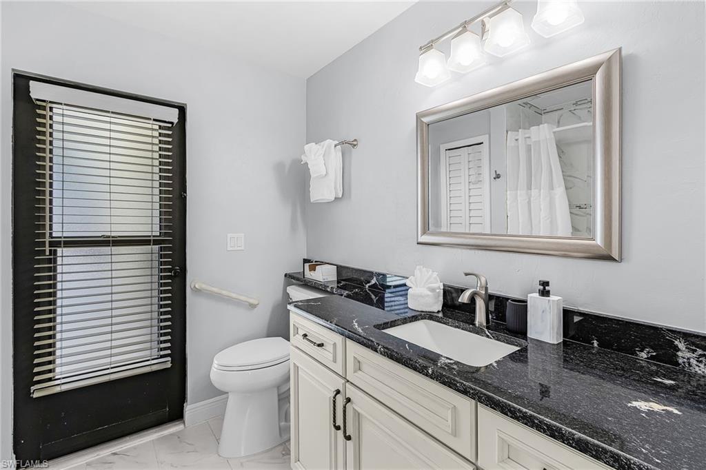Guest/Pool bathroom w/ shower/tub combo