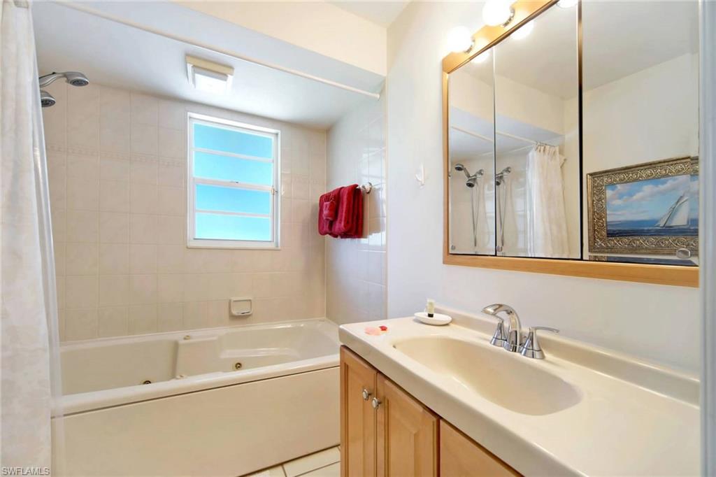 Primary Bathroom with Shower/Tub