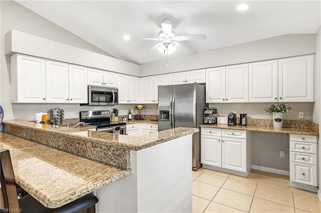 Kitchen w/ Island seating
