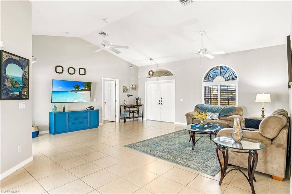 Living Room w/ flat screen tv