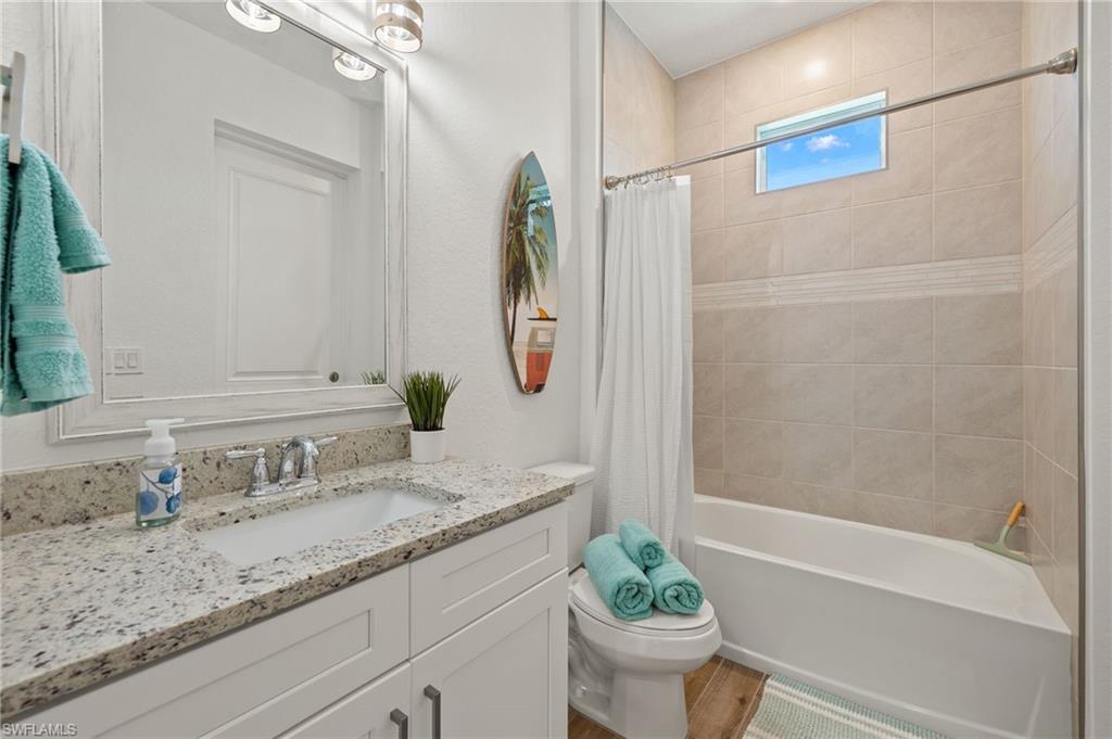 Guest bathroom w/ shower / bath comb