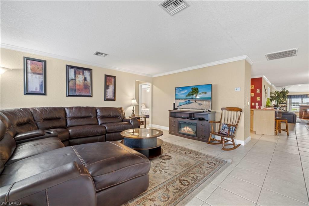 Living room w/ Flatscreen TV