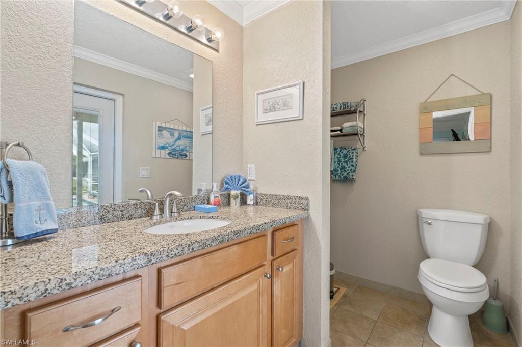 Guest bathroom w/shower & access to lanai