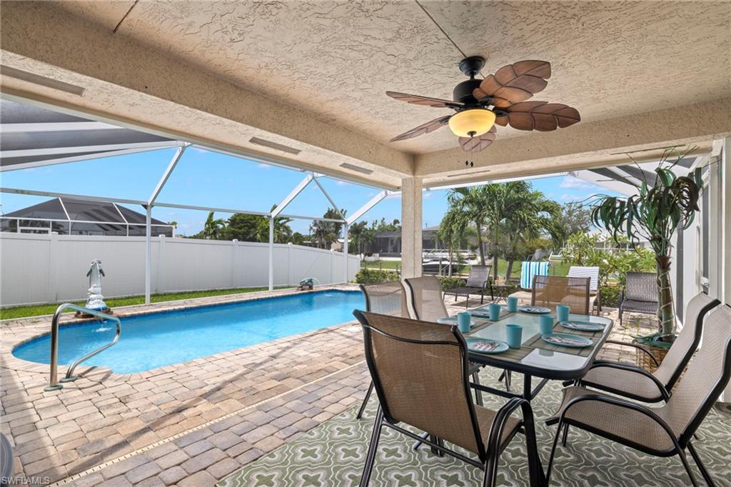 Pool & sitting area