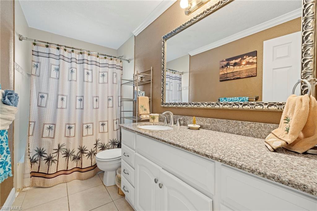Guest bathroom w/shower/tub combo