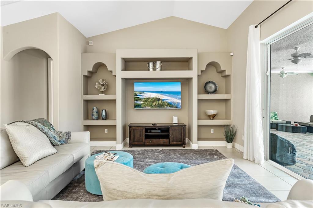 Living Room w/ flatscreen TV