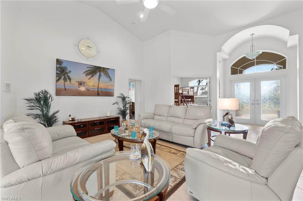 Living Room w/ Flat screen tv