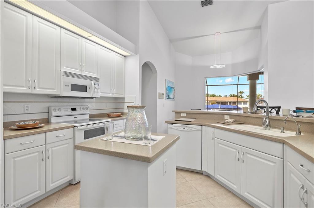 Kitchen w/ Island