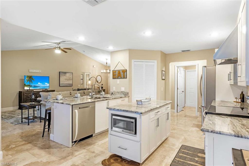 Kitchen with Breakfast Bar for Four